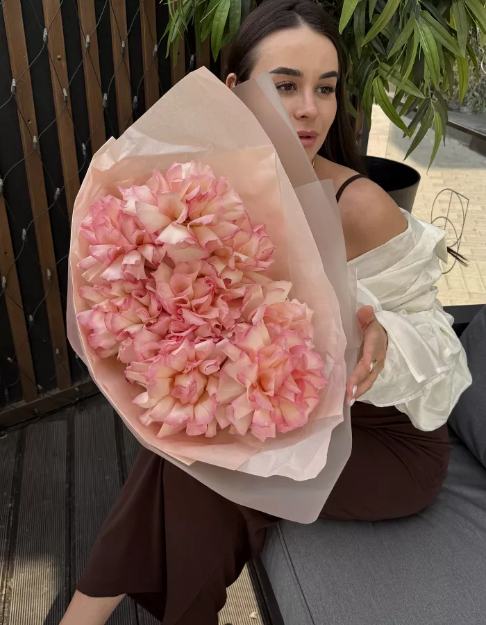 ช่อดอกไม้ "ไม่ต้องพูดพร่ำทำเพลงอีกต่อไป"