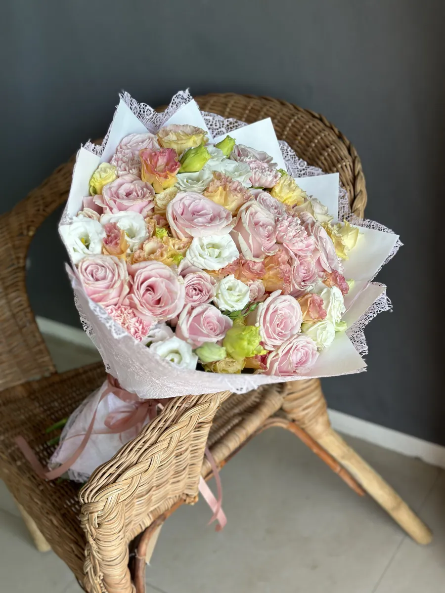 กุหลาบ 10 ดอก, บรรจุภัณฑ์ดอกไม้ลูกไม้ 1 ชิ้น, ยูสโตมา 10 ดอก, ไดแอนทัส 5 ดอก, ริบบิ้นผ้าซาติน 1 ชิ้น