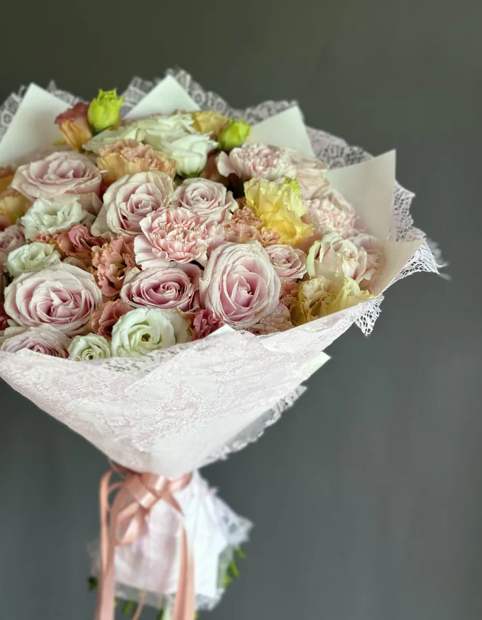 กุหลาบ 10 ดอก, บรรจุภัณฑ์ดอกไม้ลูกไม้ 1 ชิ้น, ยูสโตมา 10 ดอก, ไดแอนทัส 5 ดอก, ริบบิ้นผ้าซาติน 1 ชิ้น