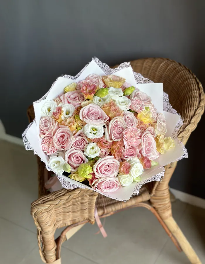 กุหลาบ 10 ดอก, บรรจุภัณฑ์ดอกไม้ลูกไม้ 1 ชิ้น, ยูสโตมา 10 ดอก, ไดแอนทัส 5 ดอก, ริบบิ้นผ้าซาติน 1 ชิ้น