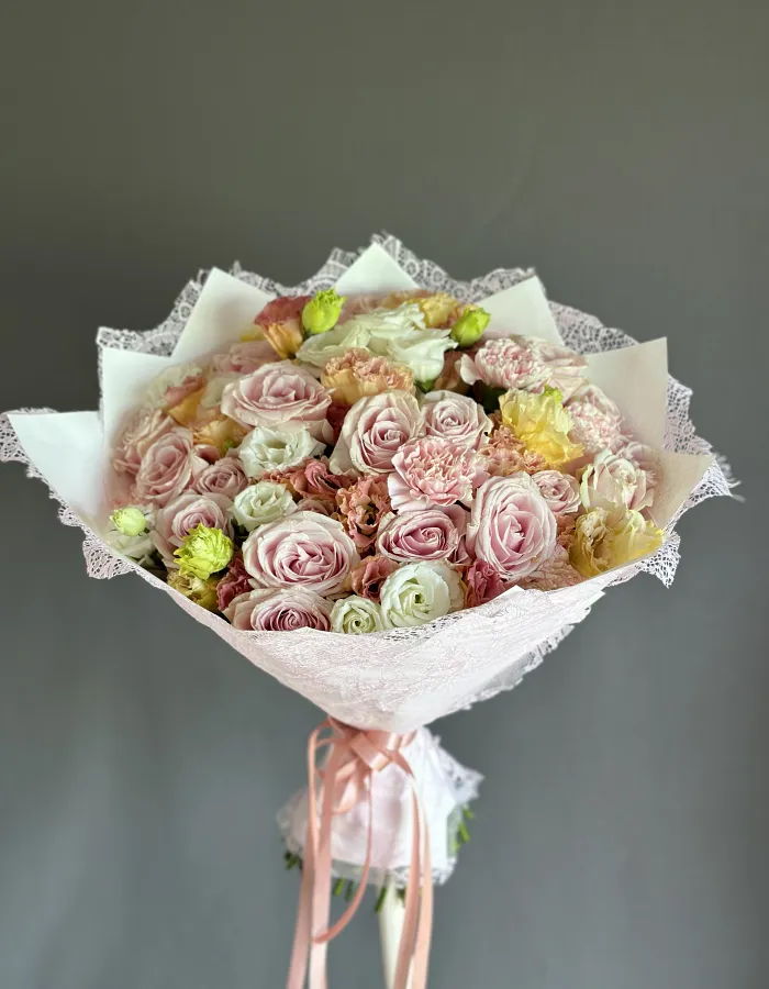 กุหลาบ 10 ดอก, บรรจุภัณฑ์ดอกไม้ลูกไม้ 1 ชิ้น, ยูสโตมา 10 ดอก, ไดแอนทัส 5 ดอก, ริบบิ้นผ้าซาติน 1 ชิ้น